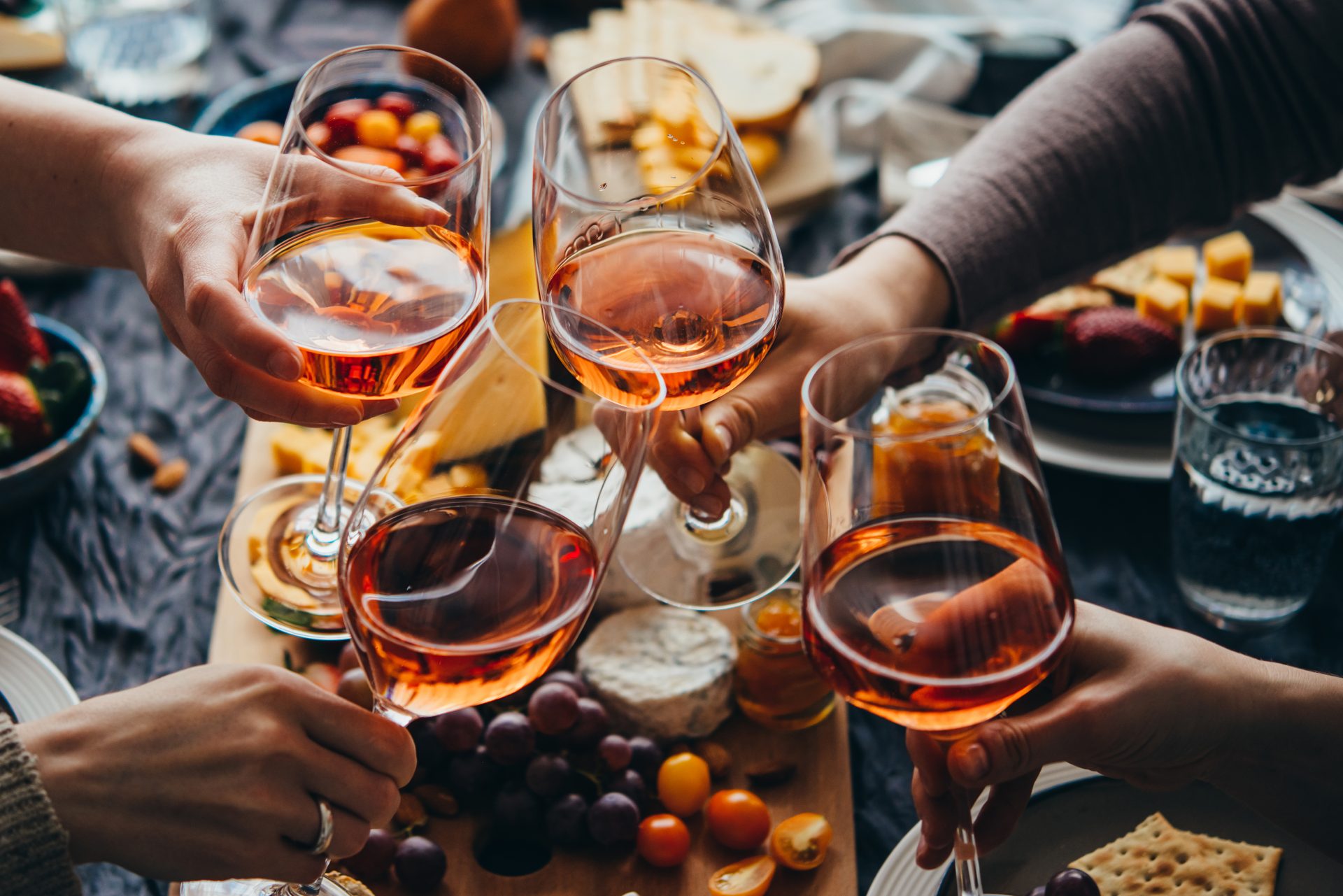 Alkohol przy jedzeniu: aperitif, digestif, wino?