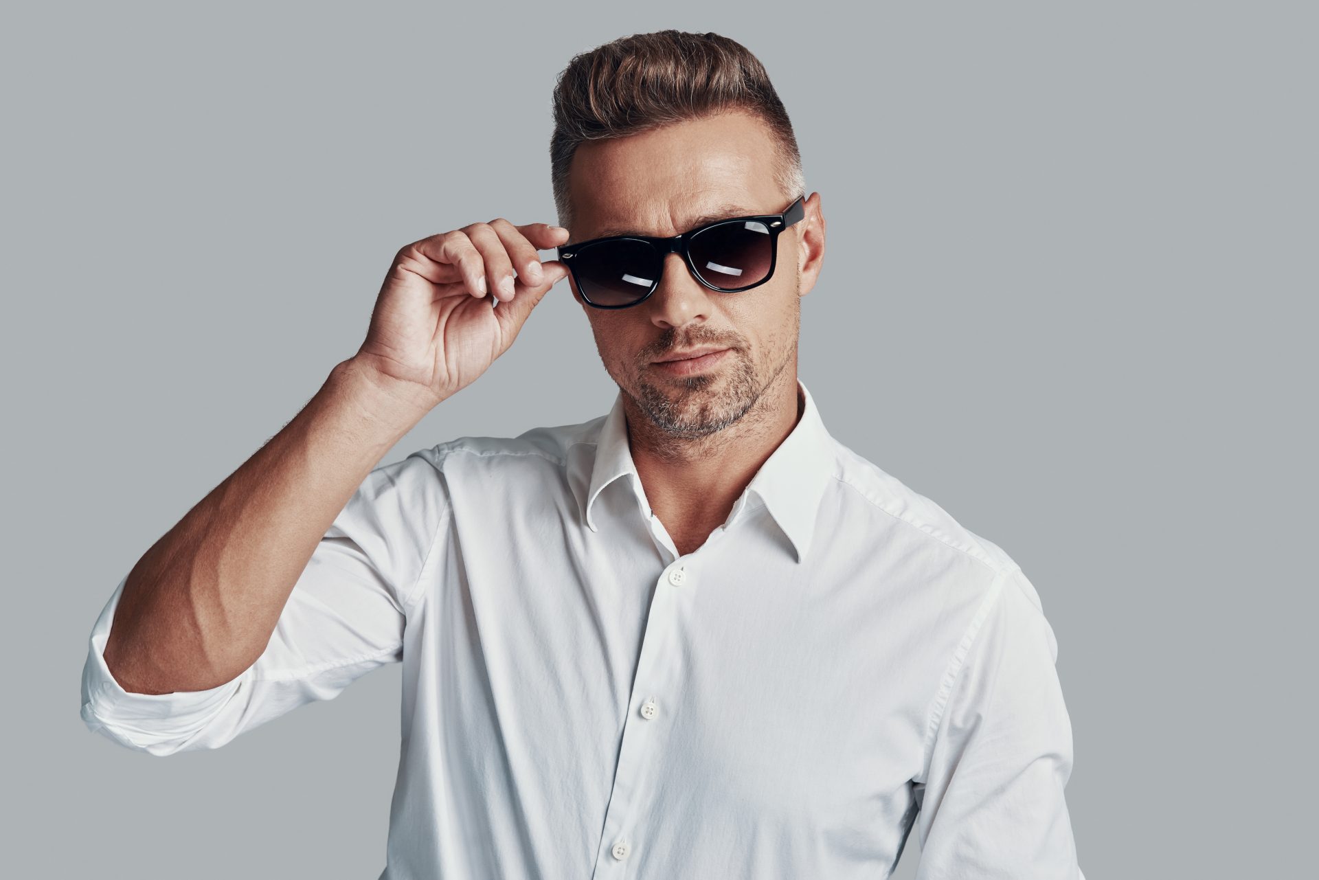 Męskie okulary przeciwsłoneczne na nadchodzący sezon – jakie wybrać?
