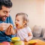 Co jako ojciec musisz wiedzieć o rozszerzaniu diety niemowlaka?