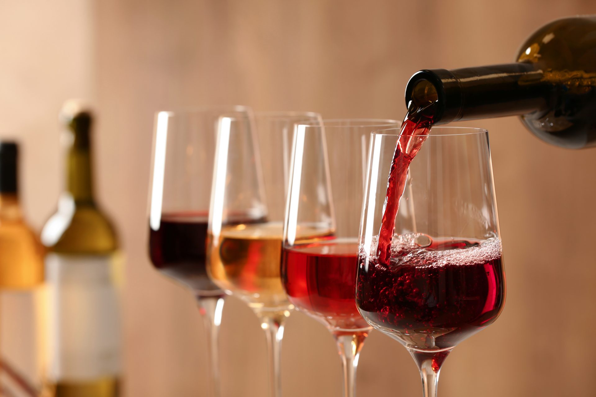 Czerwone, białe czy różowe – jakie wino podać na imprezie?