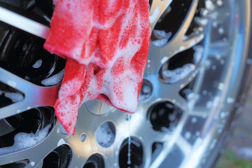 mycie-felg-aluminiowych Chcesz zadbać o wygląd i czystość swojego auta? Sprawdź środki do detailingu, które na pewno Ci się przydadzą