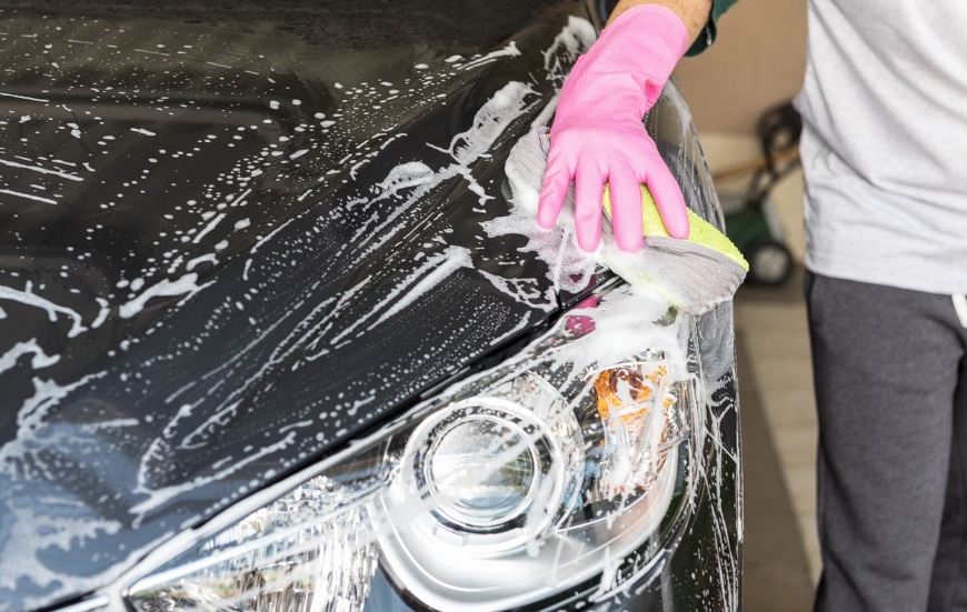 mycie-reflektora-samochodowego Chcesz zadbać o wygląd i czystość swojego auta? Sprawdź środki do detailingu, które na pewno Ci się przydadzą