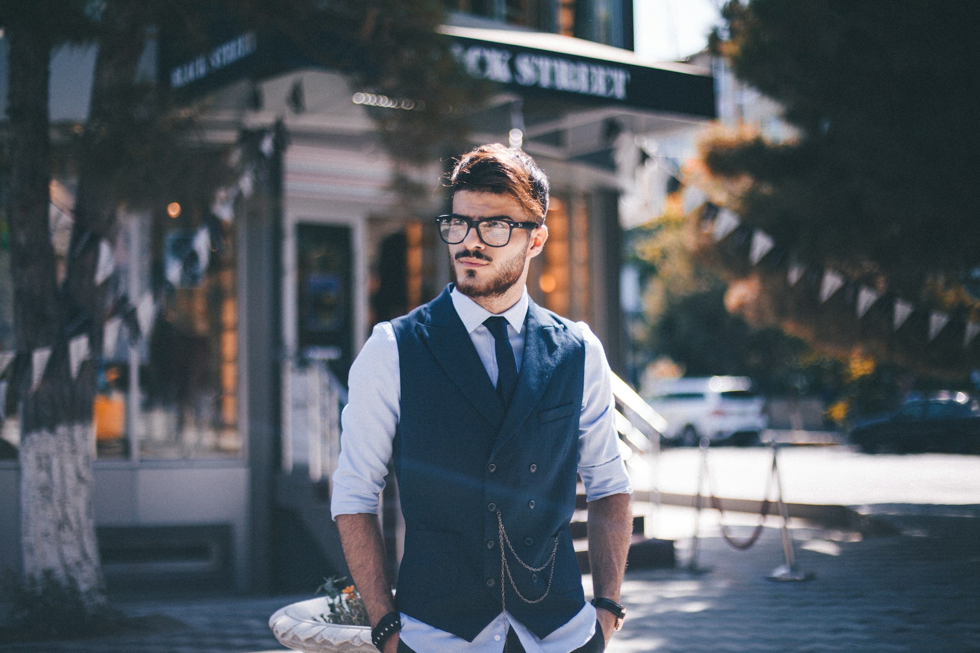 Nowoczesny gentleman – jak męskie okulary korekcyjne definiują styl i charakter?